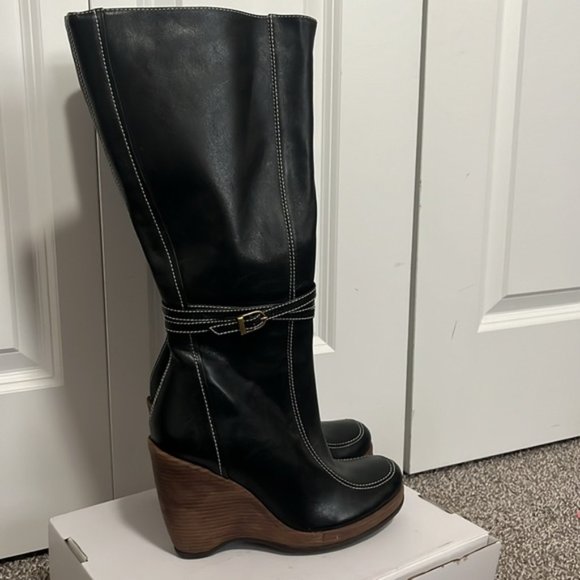 NWOB SCHULTZ BLACK BOOTS SIZE 6 - Picture 2 of 3